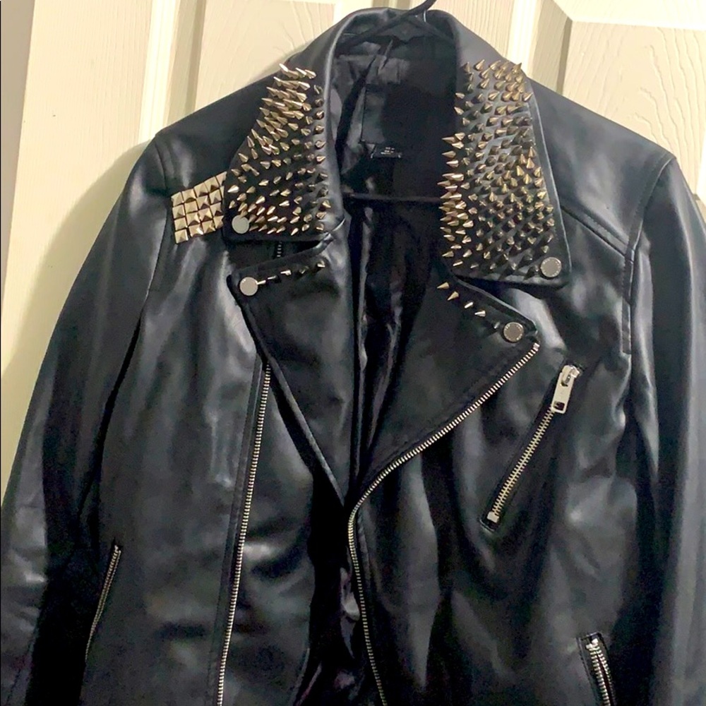 Biker jacket with custom neck design